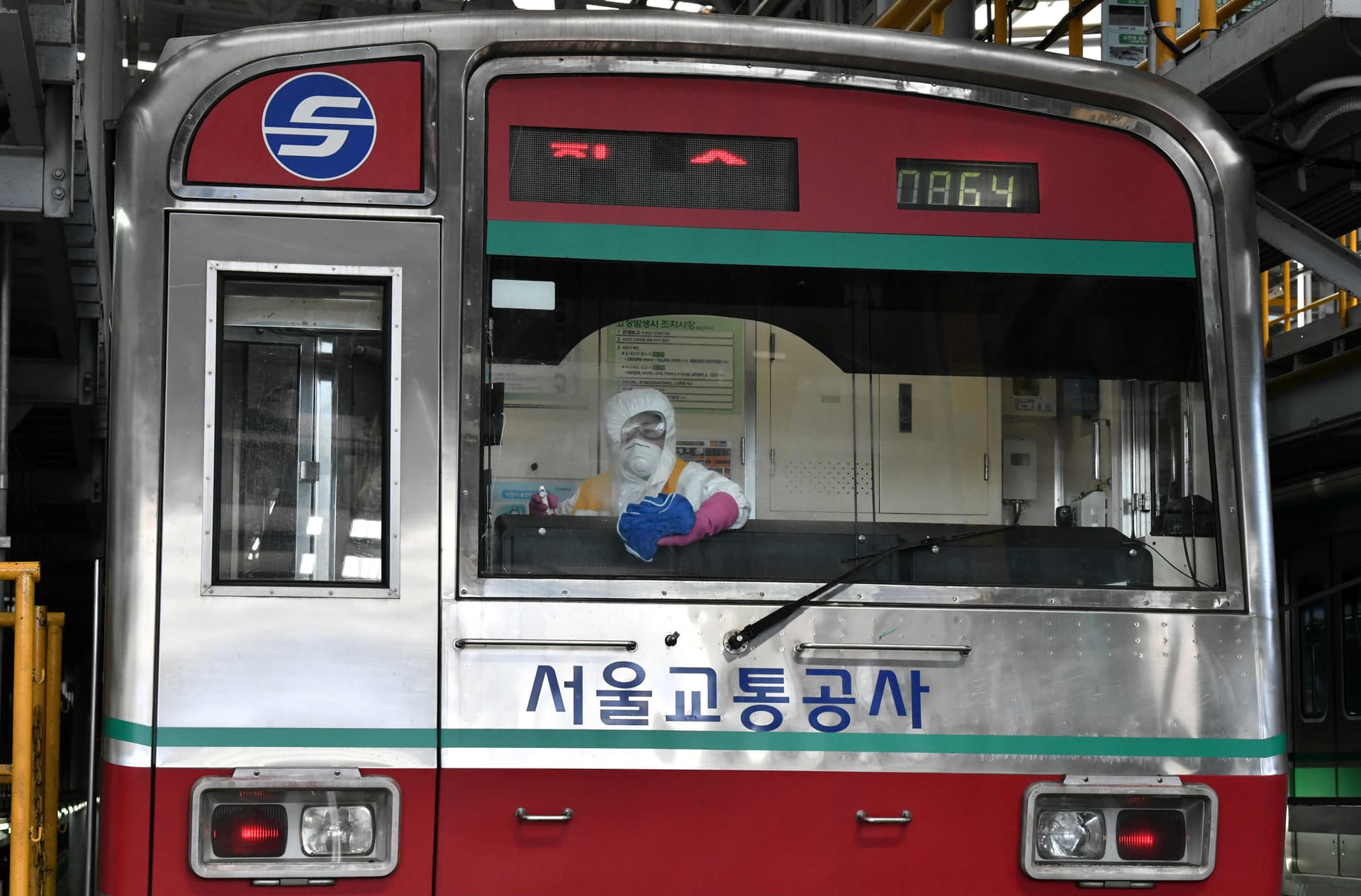 ووهان الواثقة تتجاهل المخاوف وتعود للعمل