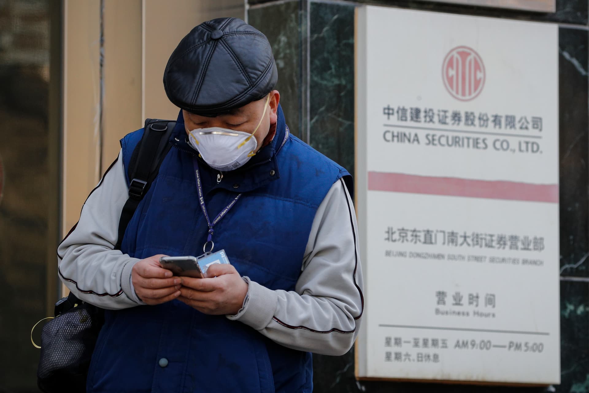 ووهان الواثقة تتجاهل المخاوف وتعود للعمل