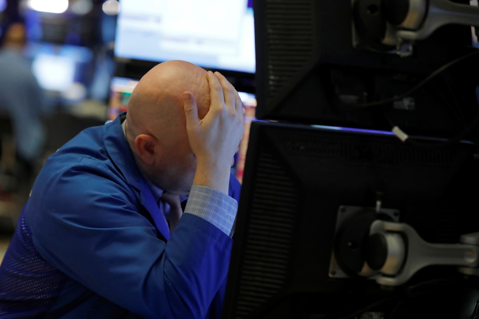 المؤشرات الرئيسية للأسهم الأمريكية تزيد خسائرها وتهبط أكثر من 3%