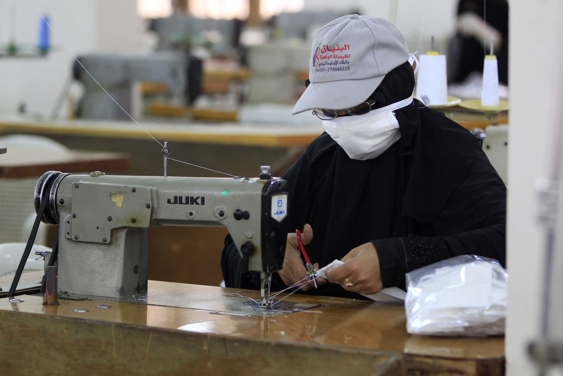 سيدات يعدن الحياة لمصنع يمني قديم لتصنيع كمامات لمواجهة "كورونا"