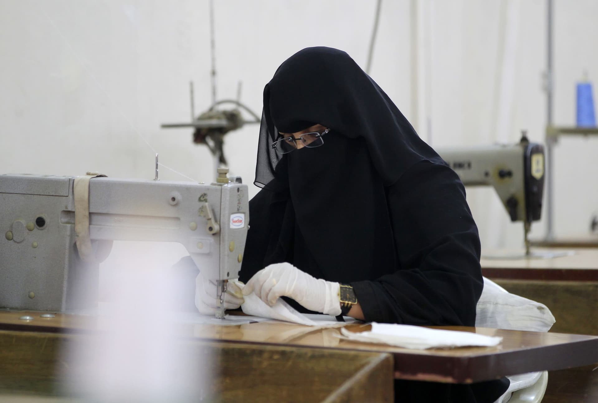سيدات يعدن الحياة لمصنع يمني قديم لتصنيع كمامات لمواجهة "كورونا"