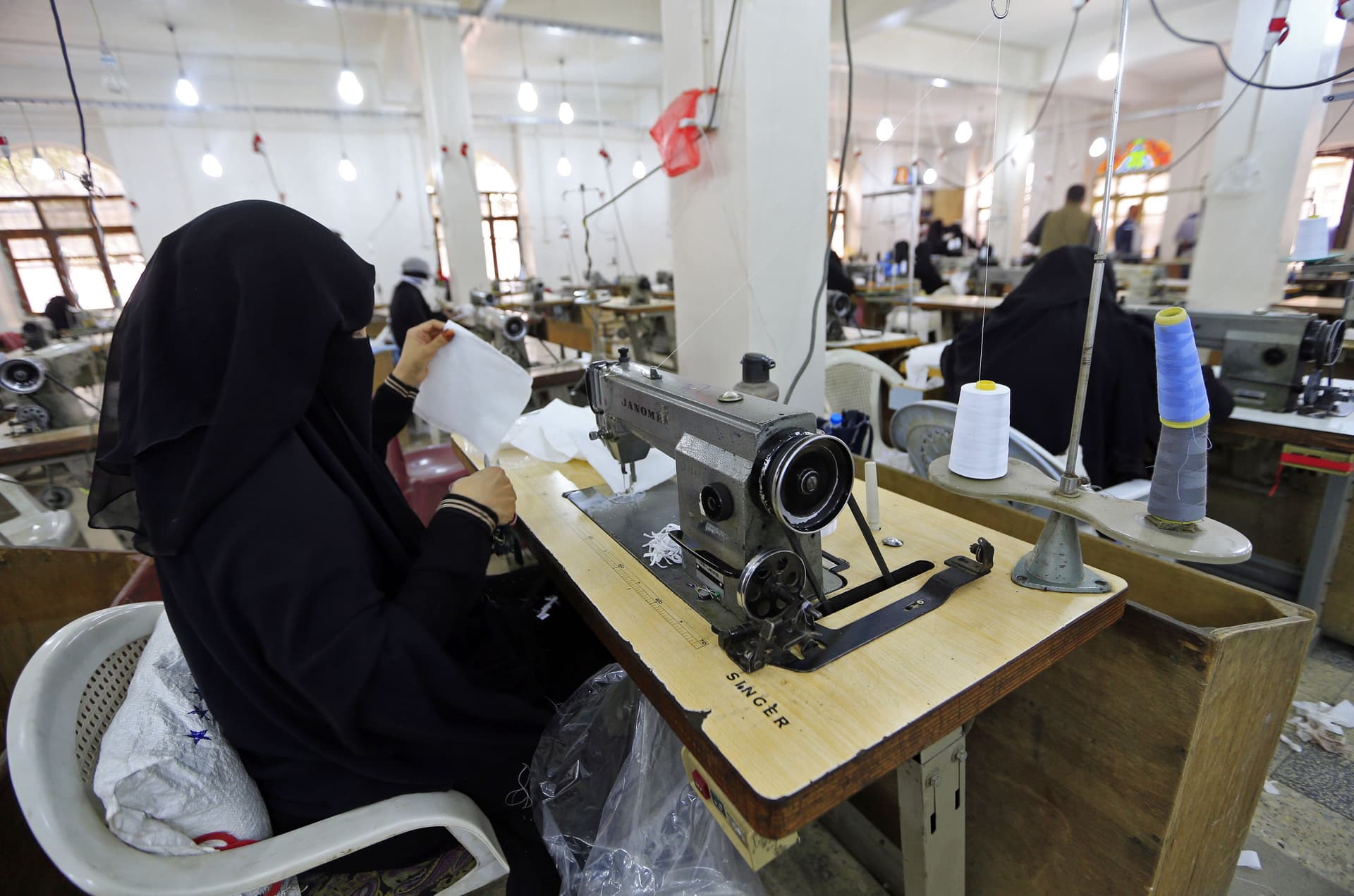 سيدات يعدن الحياة لمصنع يمني قديم لتصنيع كمامات لمواجهة "كورونا"