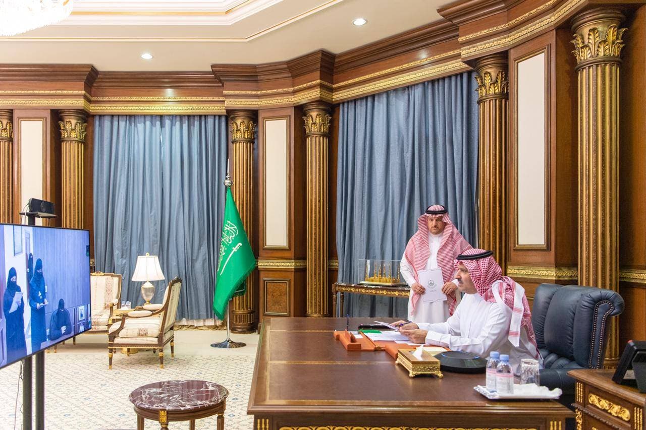 الأمير فيصل بن سلمان خلال تواصله مع المواطنين عبر الاتصال المرئي.