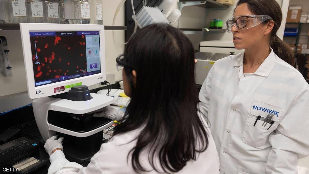 العلماء حول العالم يتسابقون لإنتاج علاج يكافح "كوفيد" الجديد.