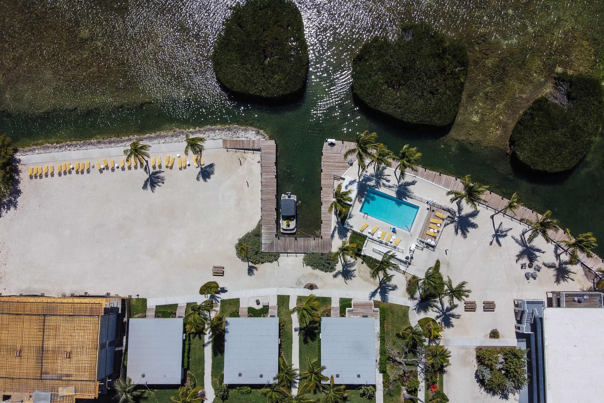 شواطئ مدينة ميامي الأمريكية تبدو خالية من السياح مع تزايد انتشار فيروس كورونا