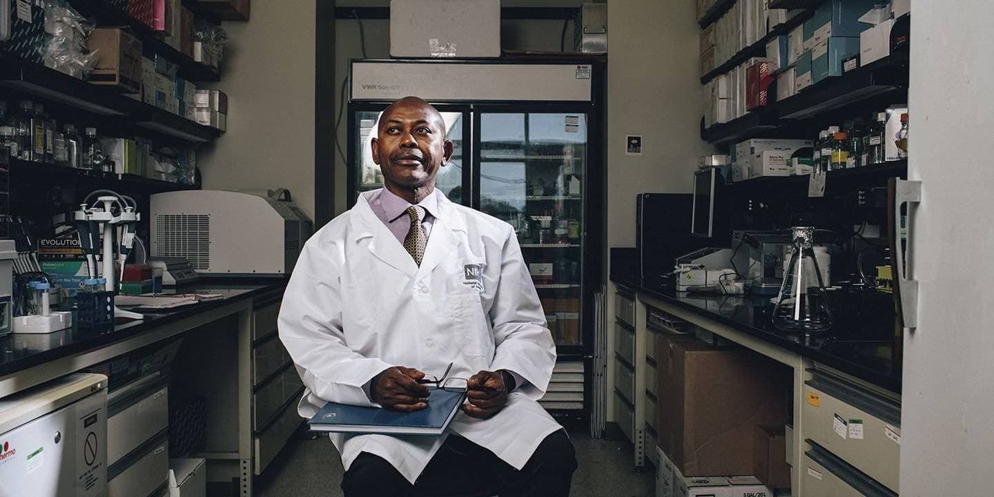 داخل المختبر وعلى يد هذا الطبيب جرى التوصل إلى الاكتشاف المهم.