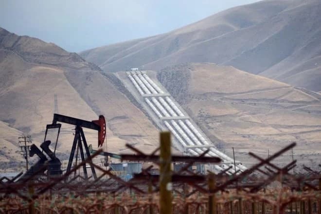 النفط يصعد لليوم الثاني ويتداول فوق 28 دولارا