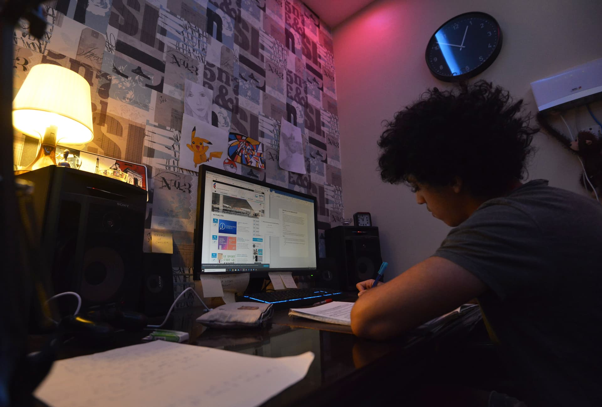 من الهواتف الذكية إلى التلفزيون .. سبل التعليم في العالم العربي بزمن كورونا 