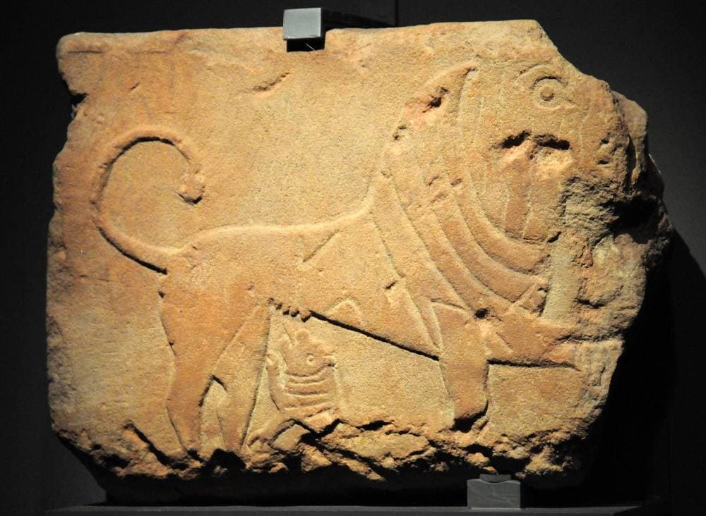 صخرة رسم عليها أسد في إحدى واجهات جبال الخريبة في العلا.