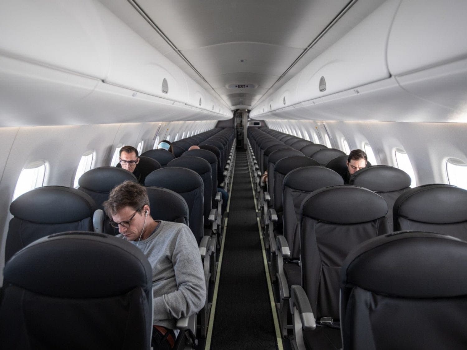 مجلس الشيوخ الأمريكي يوافق على دعم قطاع الطيران بـ 85 مليار دولار.. نصفها لتغطية رواتب 750 ألف موظف