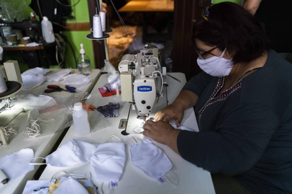 الصين تنتج يومياً 116 مليون قناع والعديد منها مخصّص للتصدير. "أ ب"