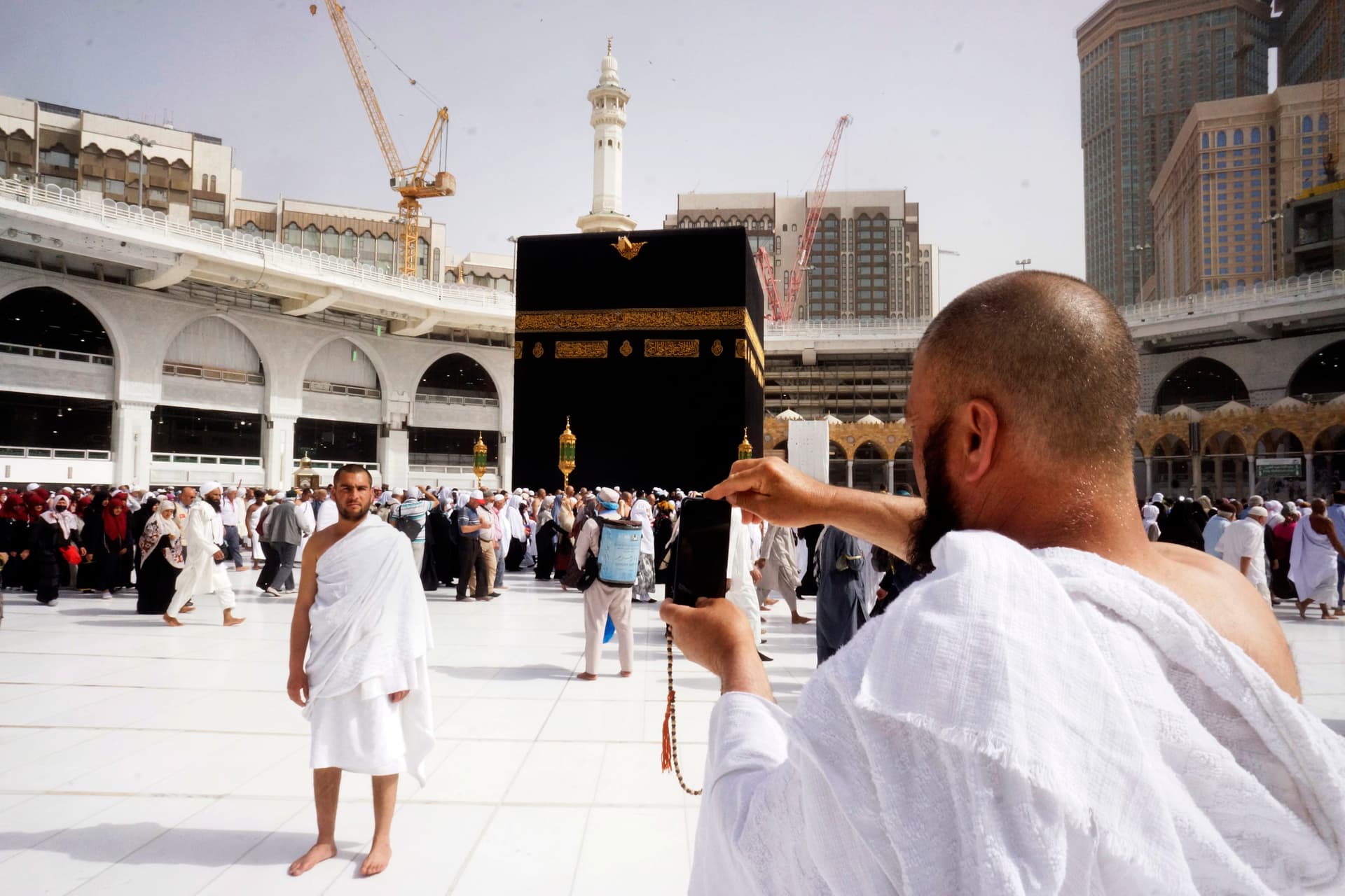 تعقيم وتطهير ساحات الحرم المكي ضمن مسعى المملكة للوقاية من فيروس كورونا
