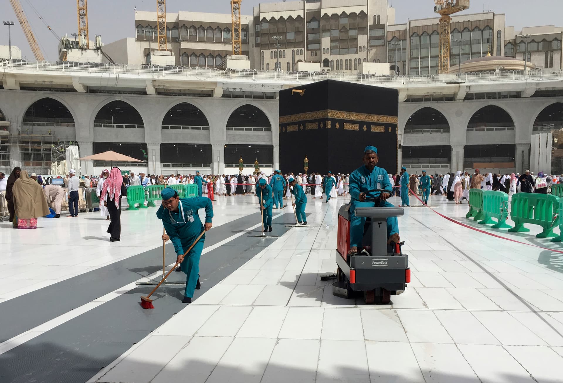 تعقيم وتطهير ساحات الحرم المكي ضمن مسعى المملكة للوقاية من فيروس كورونا