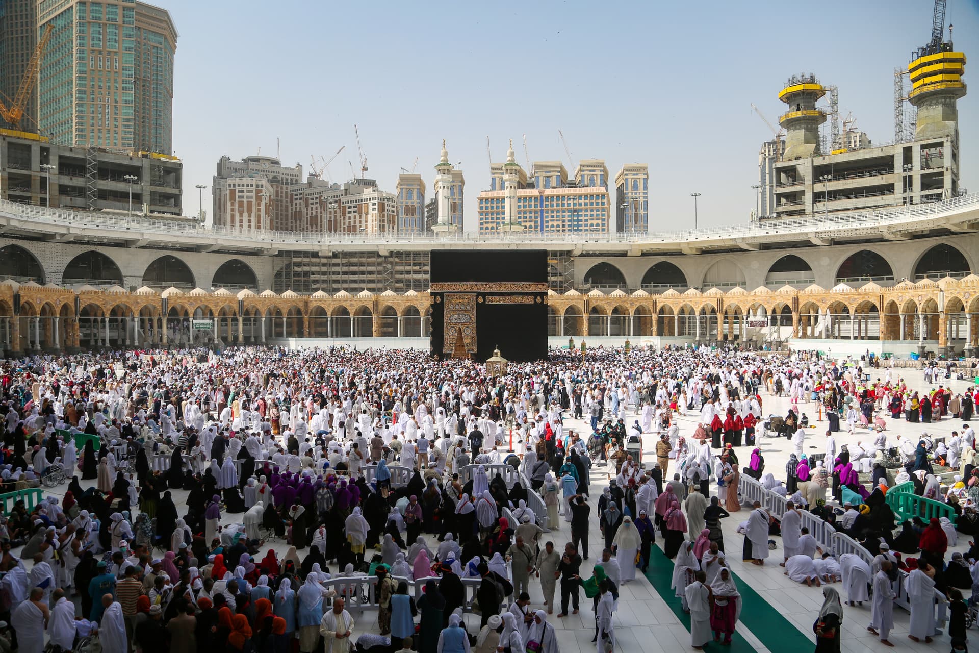 تعقيم وتطهير ساحات الحرم المكي ضمن مسعى المملكة للوقاية من فيروس كورونا