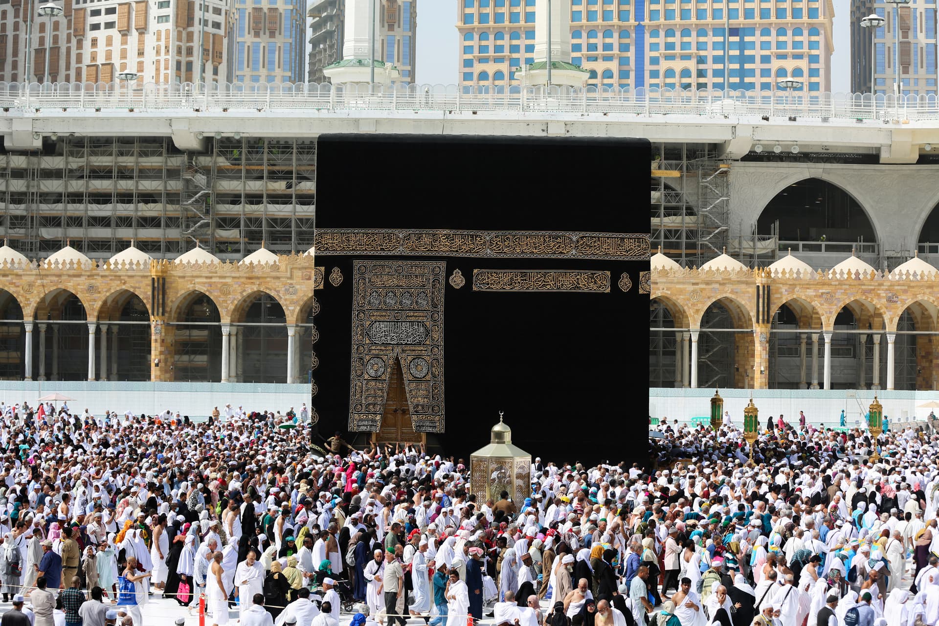 تعقيم وتطهير ساحات الحرم المكي ضمن مسعى المملكة للوقاية من فيروس كورونا