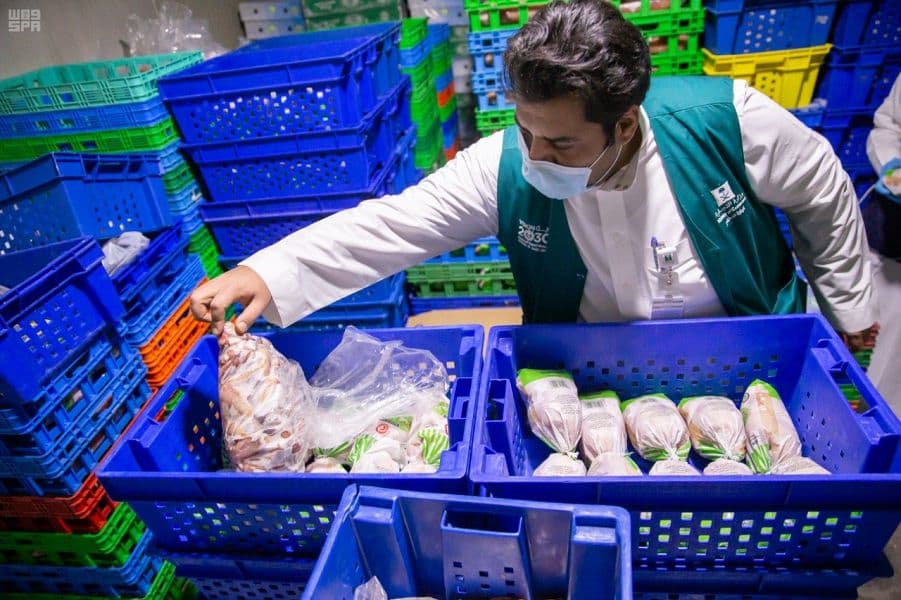 ضبط عمالة مخالفة زورت صلاحية ألفي دجاجة فاسدة لبيعها في أسواق الرياض