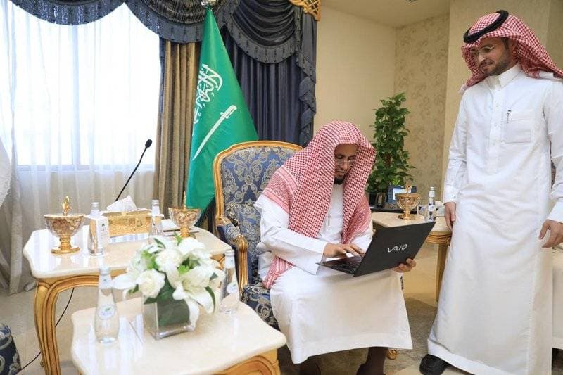 سعود المعجب خلال تدشينه المنصة.