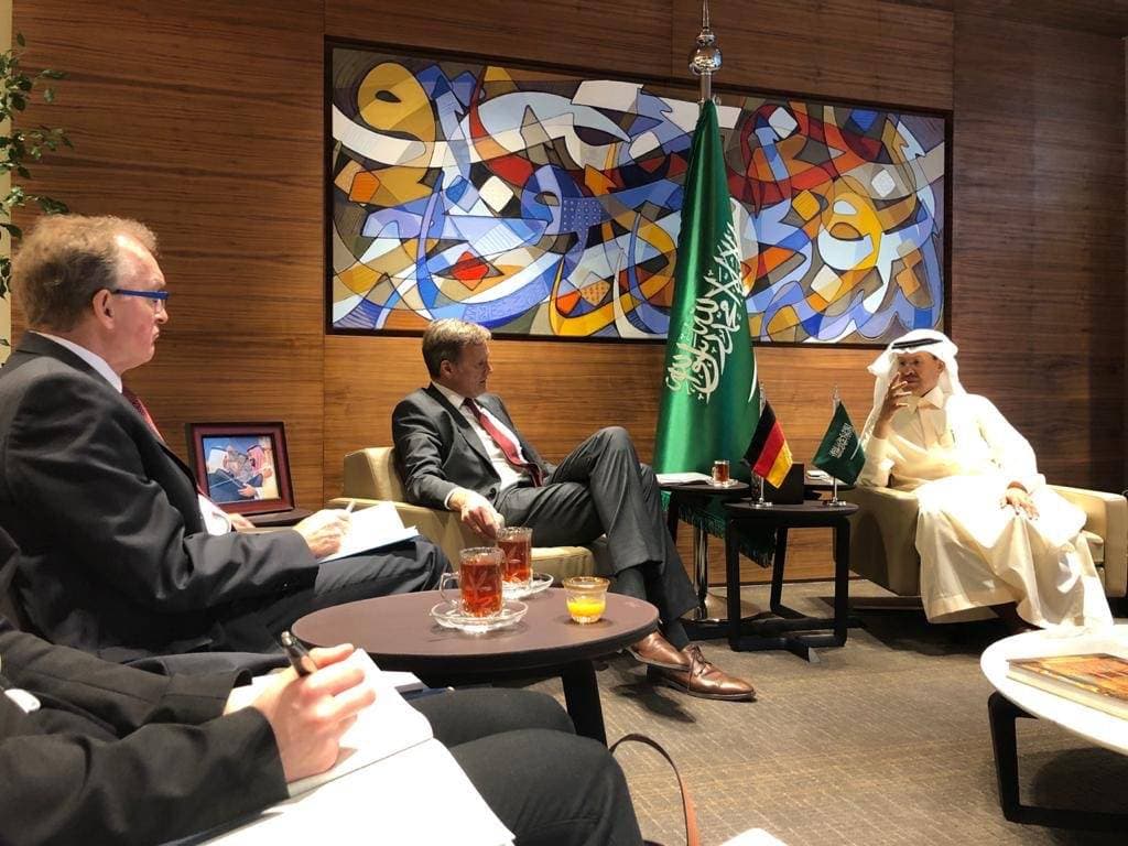 وزير الطاقة خلال استقباله المسؤول الأوروبي في الرياض. 