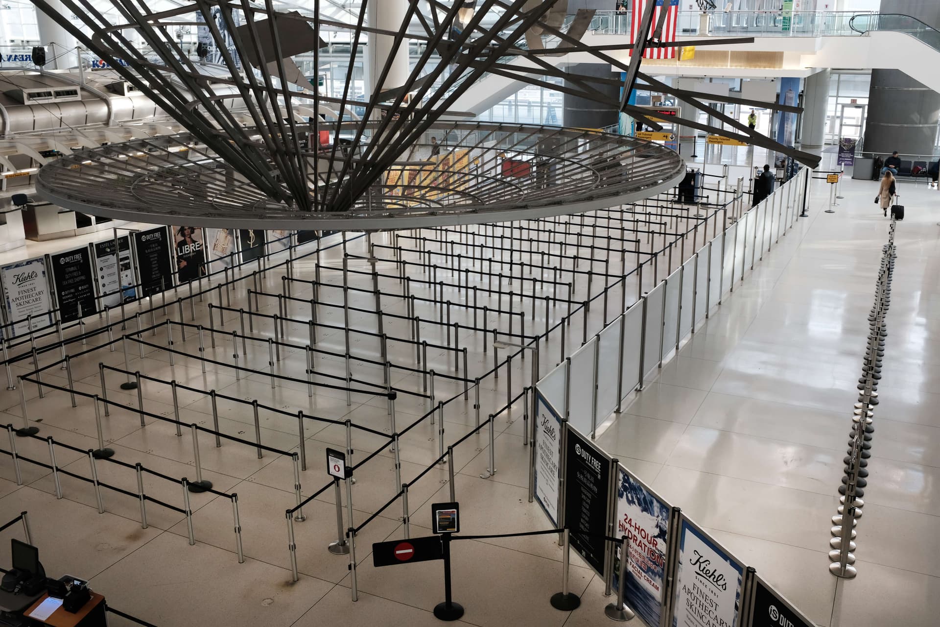  مطار جون كيندي في نيويورك أحد أكثر المطارات ازدحاما في العالم شبه خالٍ من المسافرين 