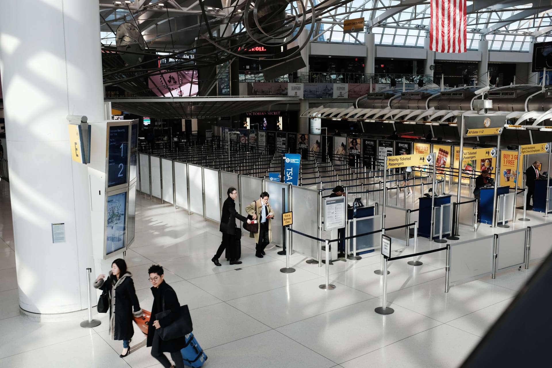  مطار جون كيندي في نيويورك أحد أكثر المطارات ازدحاما في العالم شبه خالٍ من المسافرين 