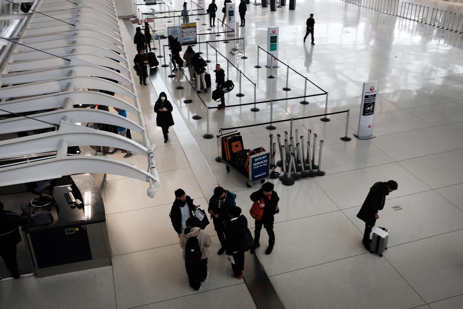  مطار جون كيندي في نيويورك أحد أكثر المطارات ازدحاما في العالم شبه خالٍ من المسافرين 