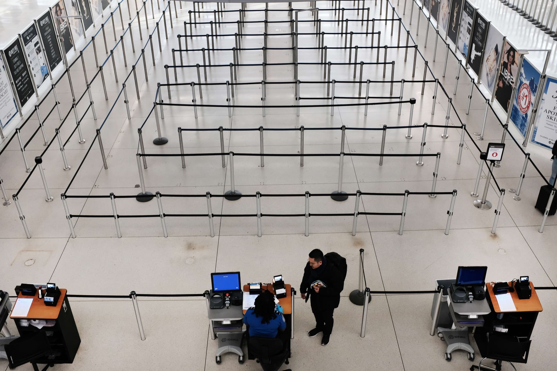  مطار جون كيندي في نيويورك أحد أكثر المطارات ازدحاما في العالم شبه خالٍ من المسافرين 