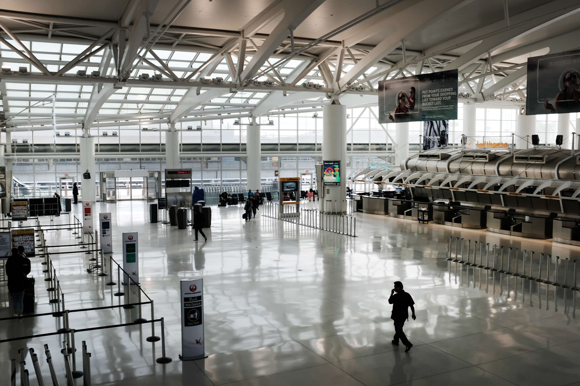  مطار جون كيندي في نيويورك أحد أكثر المطارات ازدحاما في العالم شبه خالٍ من المسافرين 