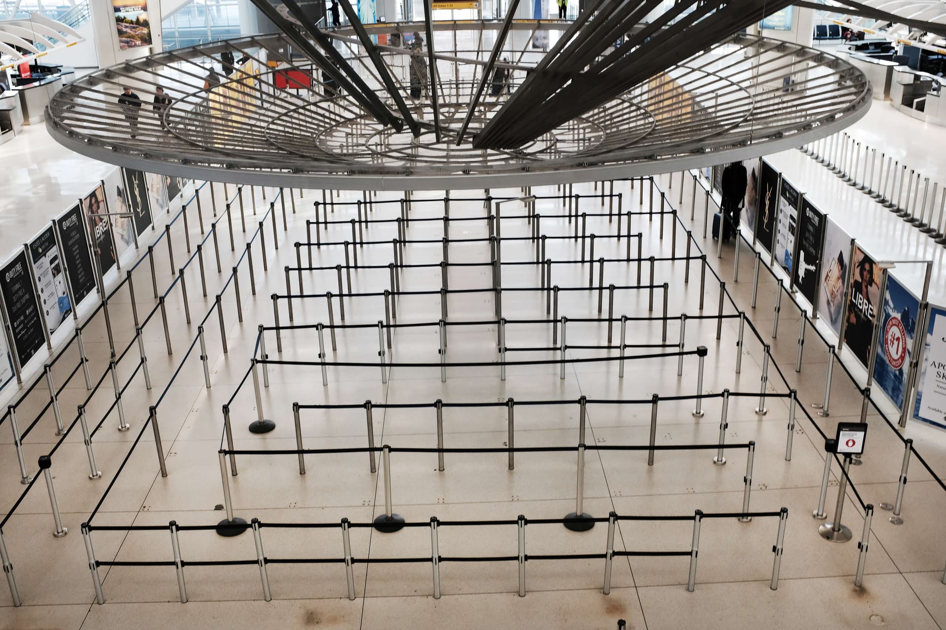  مطار جون كيندي في نيويورك أحد أكثر المطارات ازدحاما في العالم شبه خالٍ من المسافرين 