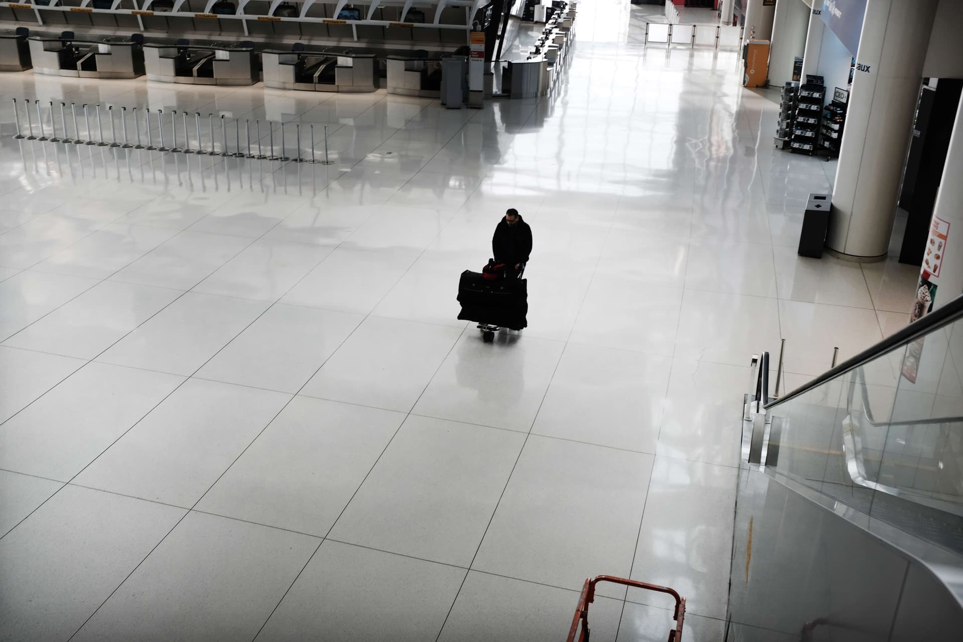  مطار جون كيندي في نيويورك أحد أكثر المطارات ازدحاما في العالم شبه خالٍ من المسافرين 