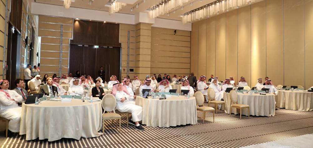 جانب من الورشة التي جمعت عددا من الوزراء والمسؤولين.