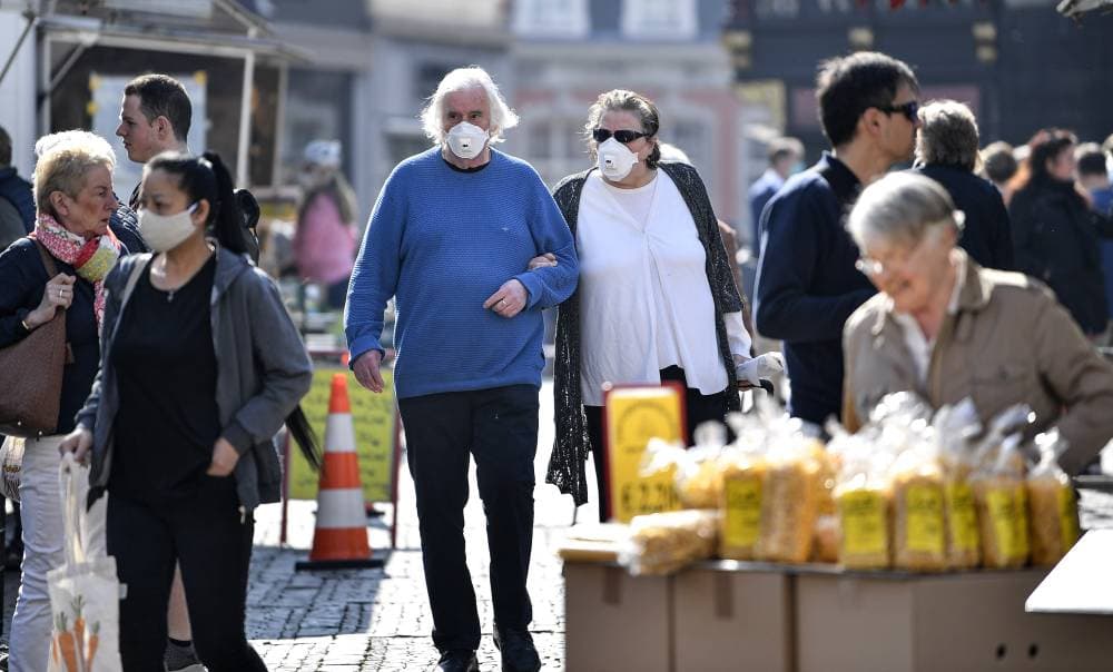 تدابير العزل المشددة أدت إلى إغلاق متاجر ومطاعم أضعفت السياحة والاستهلاك. "أ ب"