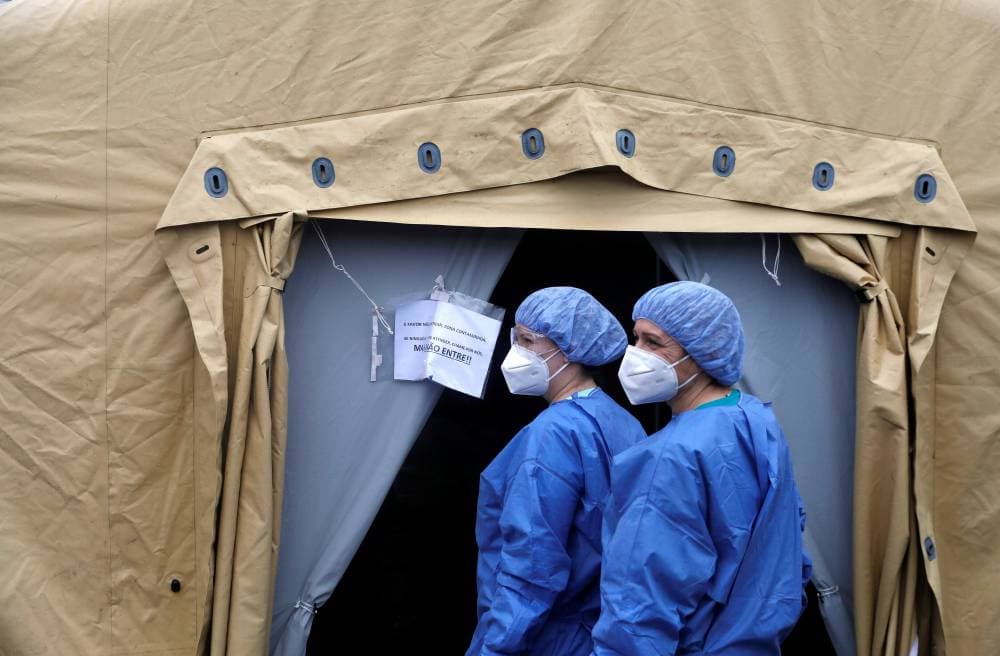  أعضاء من الطاقم الطبي ينتظرون المرضى في منطقة الفرز في مستشفى سانتا ماريا في لشبونة البرتغال. "رويترز"