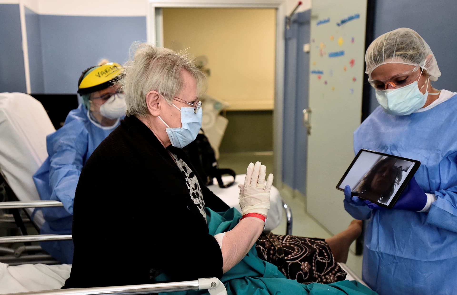    طبيبة تساعد إمراة مصابة بكورونا بالتواصل مع أحفادها عبر جهاز لوحي في إيطاليا 