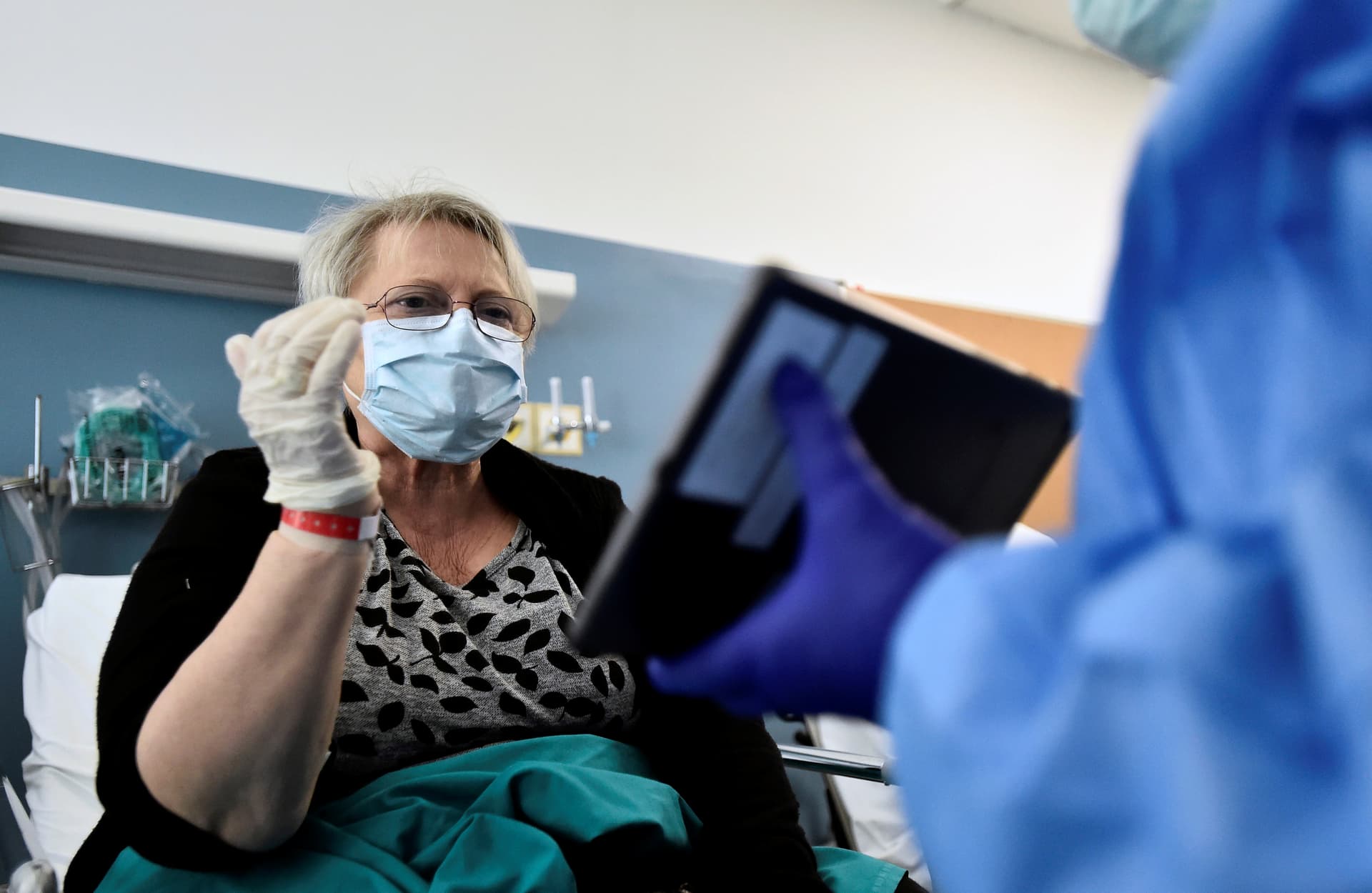    طبيبة تساعد إمراة مصابة بكورونا بالتواصل مع أحفادها عبر جهاز لوحي في إيطاليا 