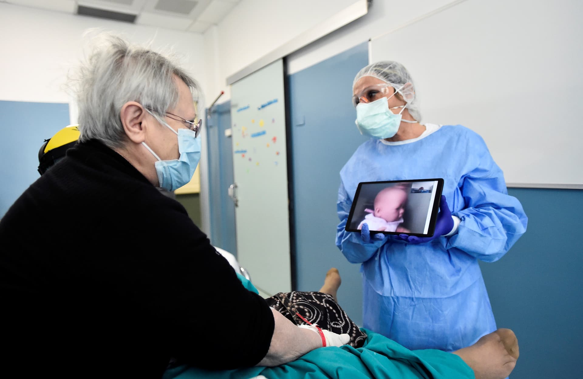    طبيبة تساعد إمراة مصابة بكورونا بالتواصل مع أحفادها عبر جهاز لوحي في إيطاليا 