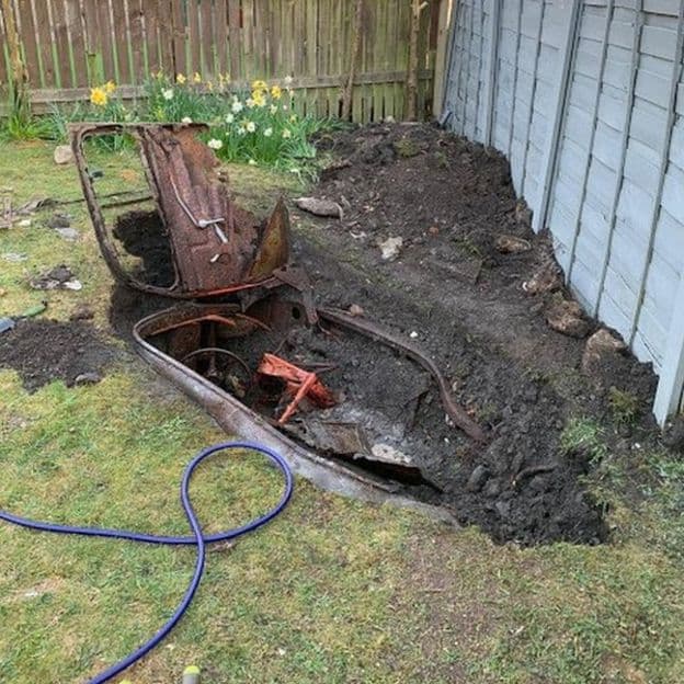 بريطاني يعثر على سيارة مدفونة في حديقة منزله أثناء منع التجول