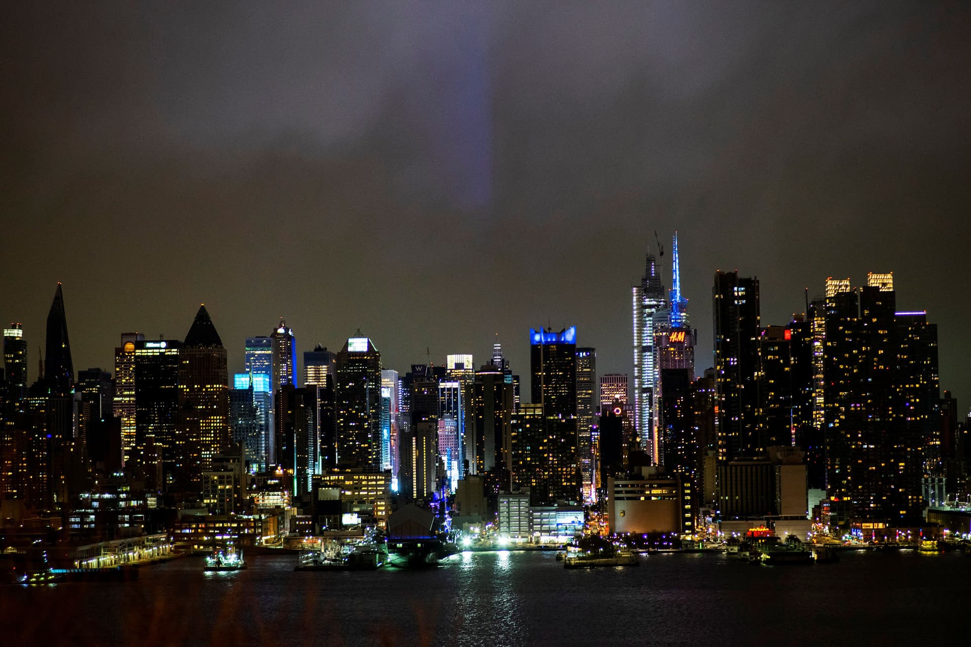  إضاءة المعالم الرئيسية باللون الأزرق في أمريكا لدعم العاملين في المجال الصحي في مواجهة كورونا