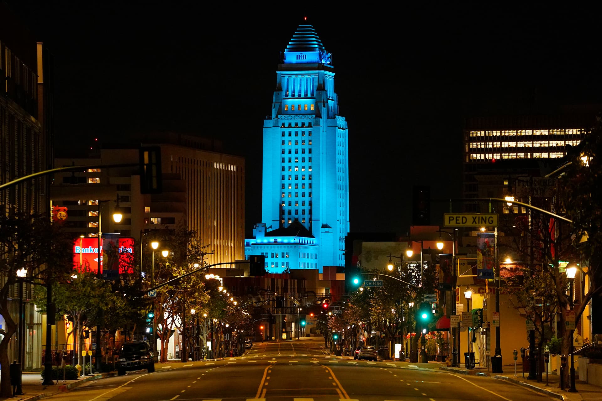  إضاءة المعالم الرئيسية باللون الأزرق في أمريكا لدعم العاملين في المجال الصحي في مواجهة كورونا