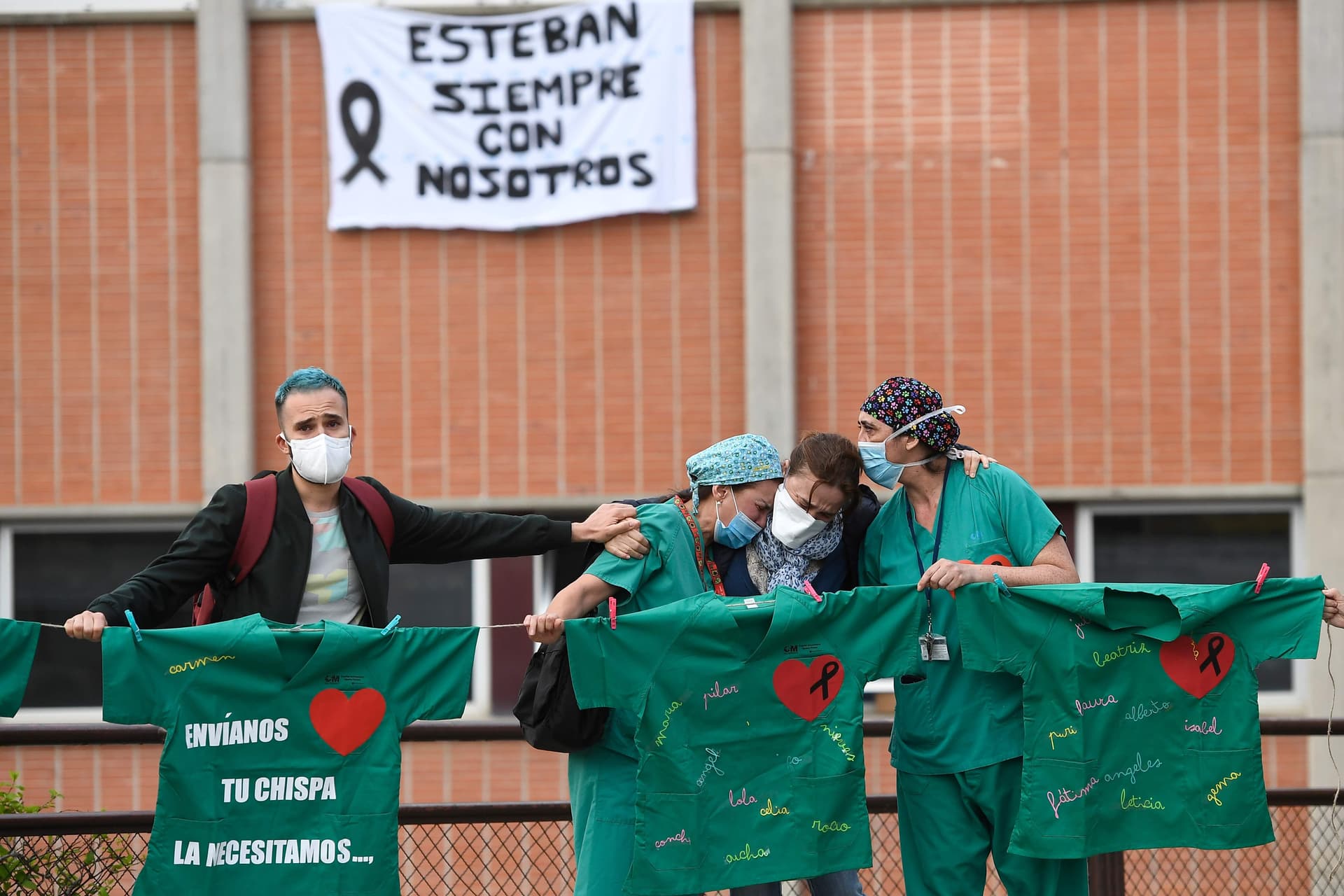  عاملون في الرعاية الصحية يواسون بعضهم بعد وفاة زميلهم بكورونا في إسبانيا 