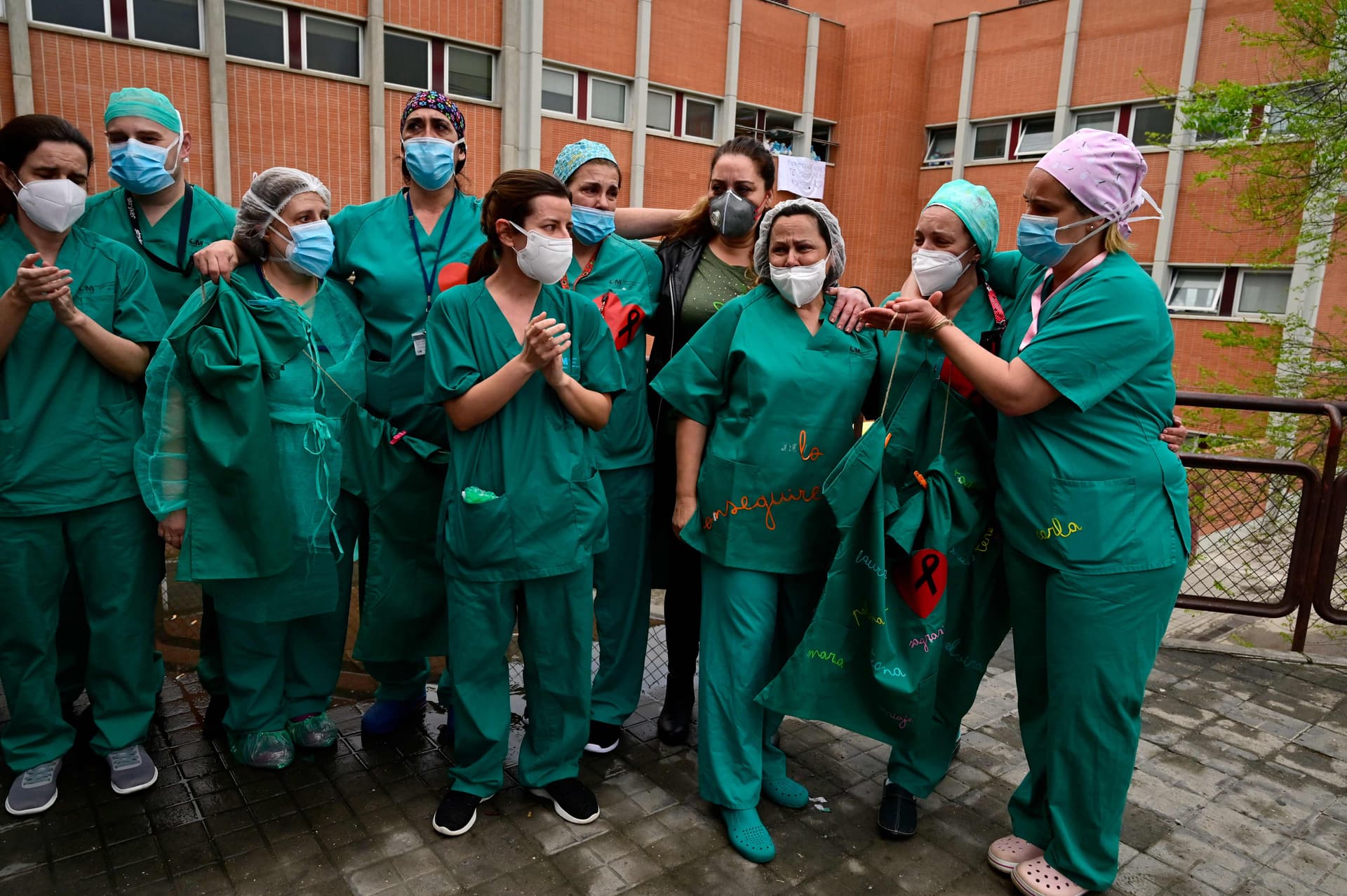  عاملون في الرعاية الصحية يواسون بعضهم بعد وفاة زميلهم بكورونا في إسبانيا 