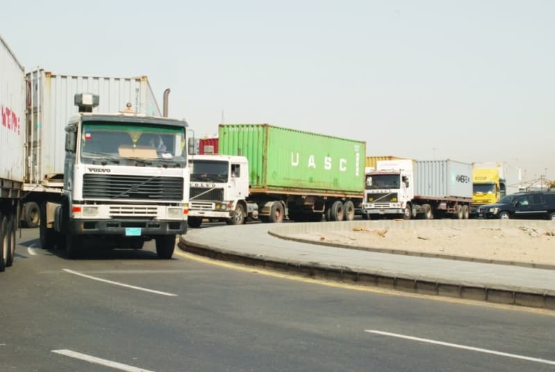 استثناء نقل البضائع من منع التجول .. والسماح لقائدي الشاحنات بالتنقل دون تصريح