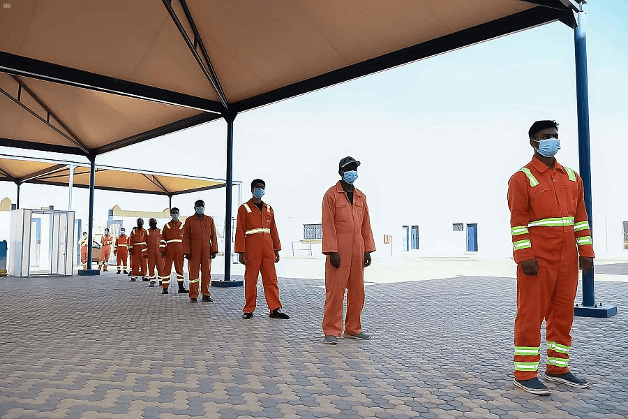 مدارس تبوك تستضيف 800 عامل.. وأمانة المنطقة تلزم أصحاب الشركات بتوفير مساكن نموذجية لعمالتها