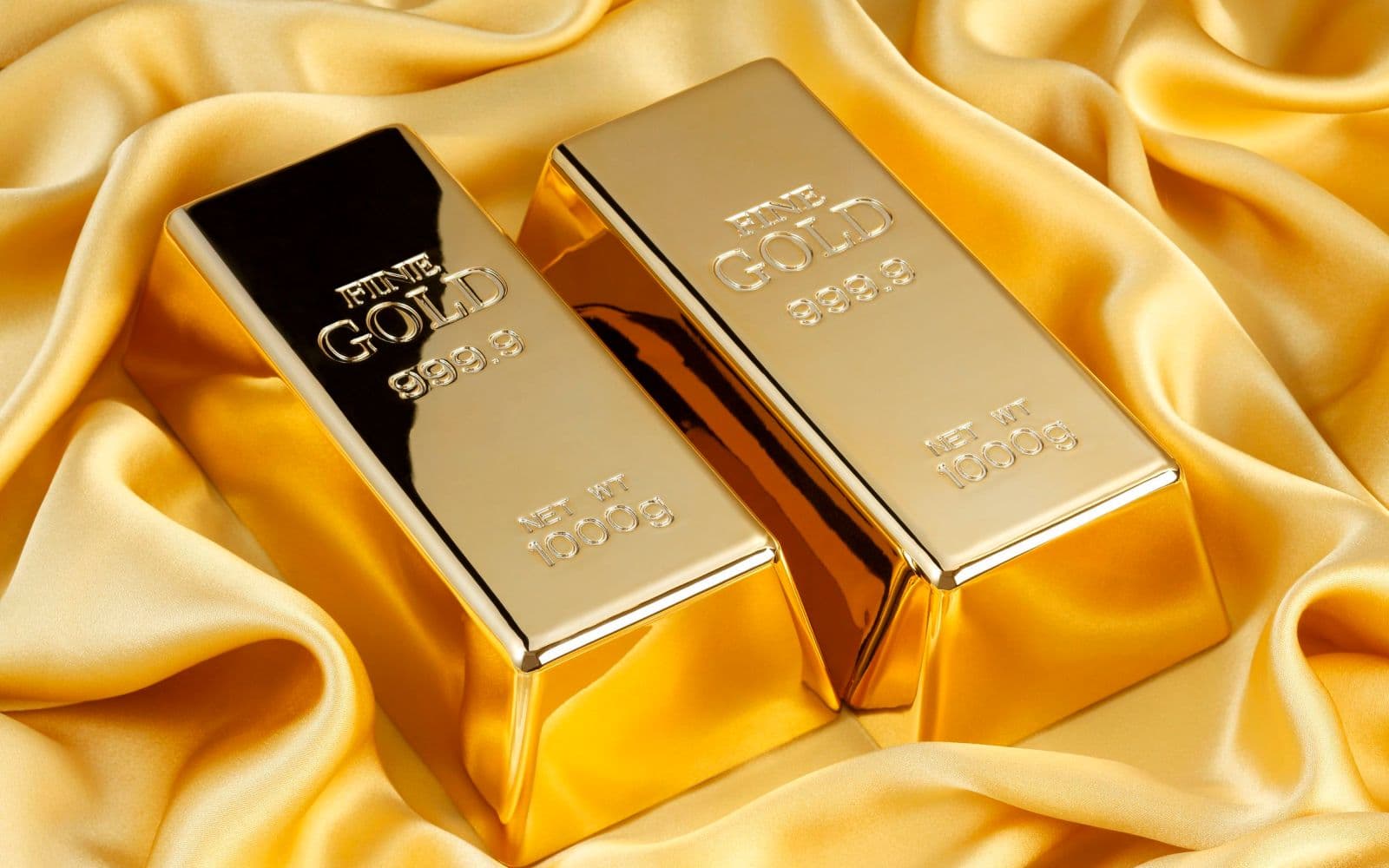 الذهب يتراجع مع صعود الدولار وهبوط الأسهم يحد الخسائر