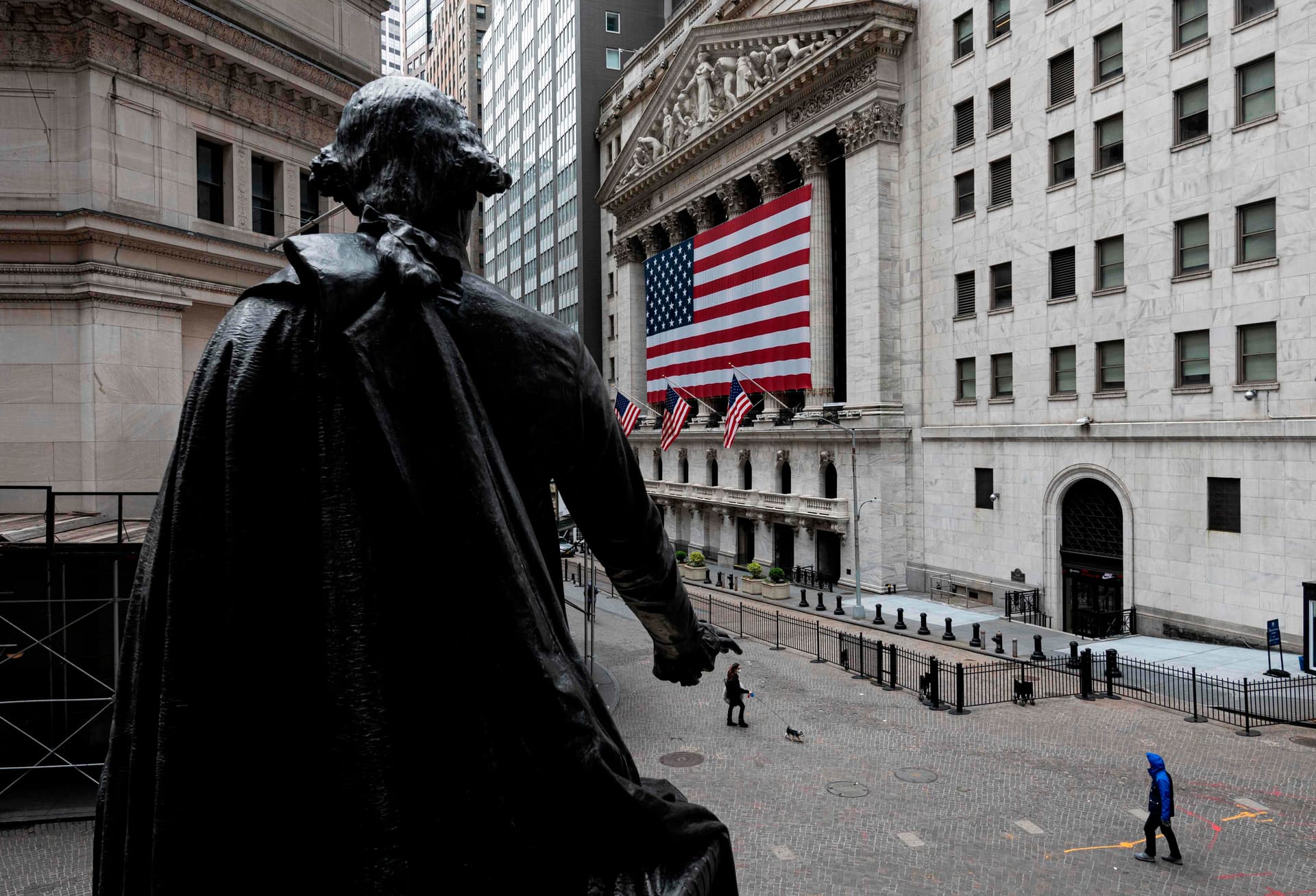 النفط يصعد بالأسهم الأمريكية.. "داو جونز" يرتفع 418 نقطة