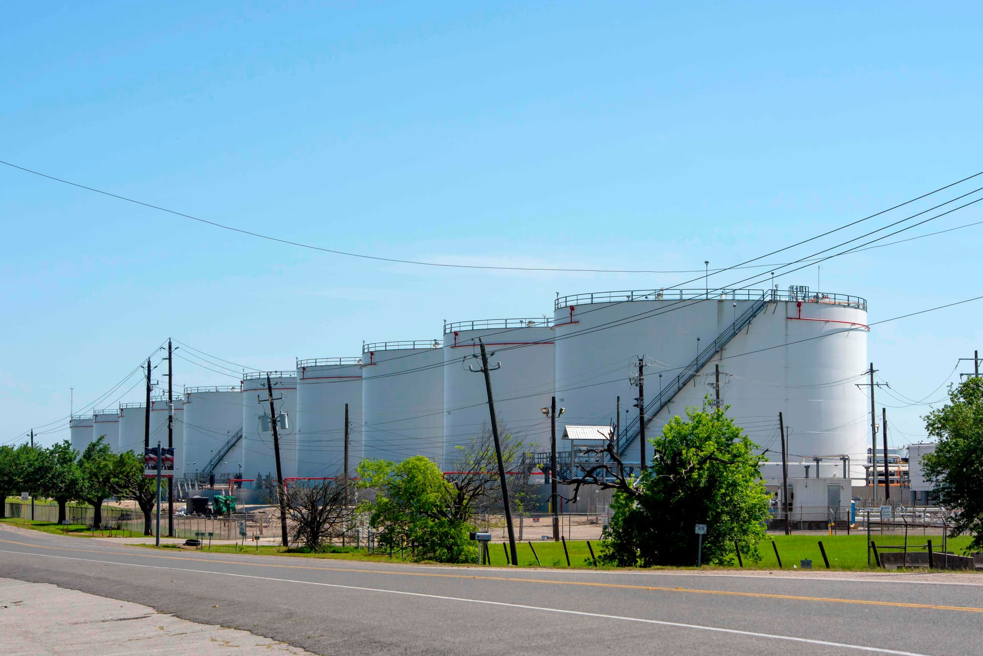 مخزونات النفط في أمريكا تقفز 15 مليون برميل الأسبوع الماضي