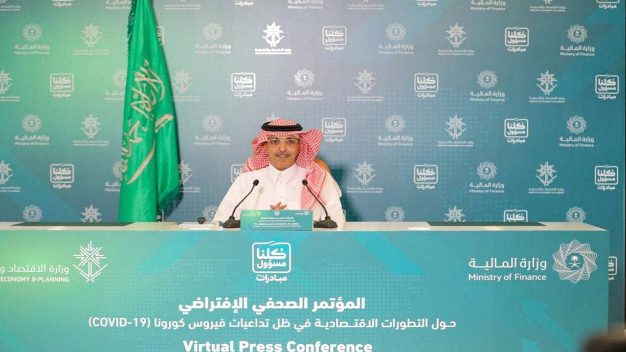 وزير المالية خلال مؤتمر صحافي لتسليط الضوء على التطورات الاقتصادية في المملكة، أمس. 