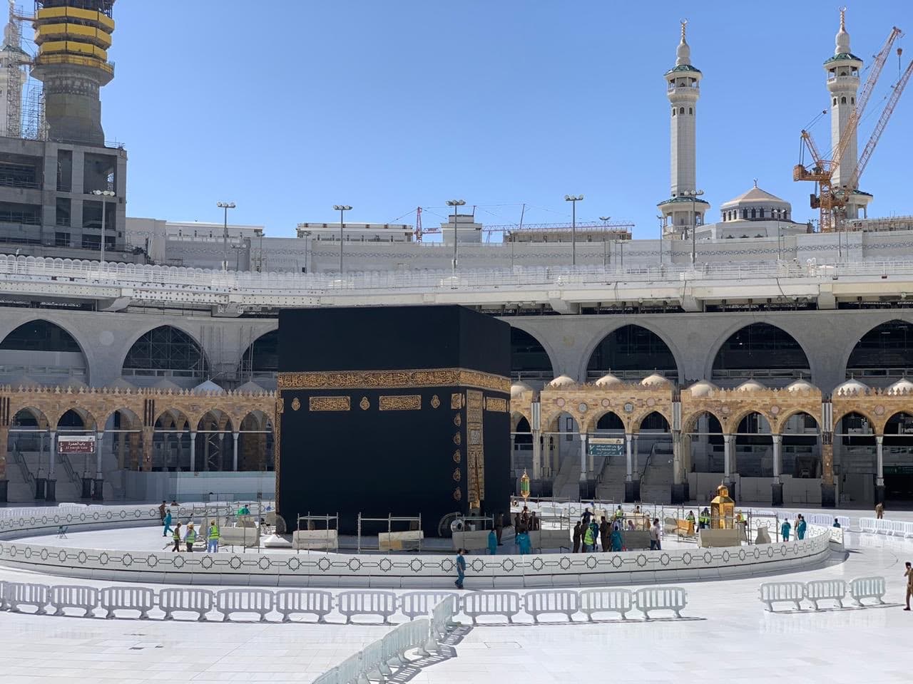 إزالة الحواجز الوقائية حول الكعبة واستمرار عمليات التعقيم والتطهير