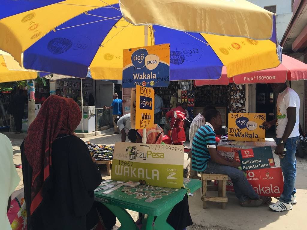 تجارة مزدهرة على هامش الاقتصاد في شرقي إفريقيا بفعل الجوال.