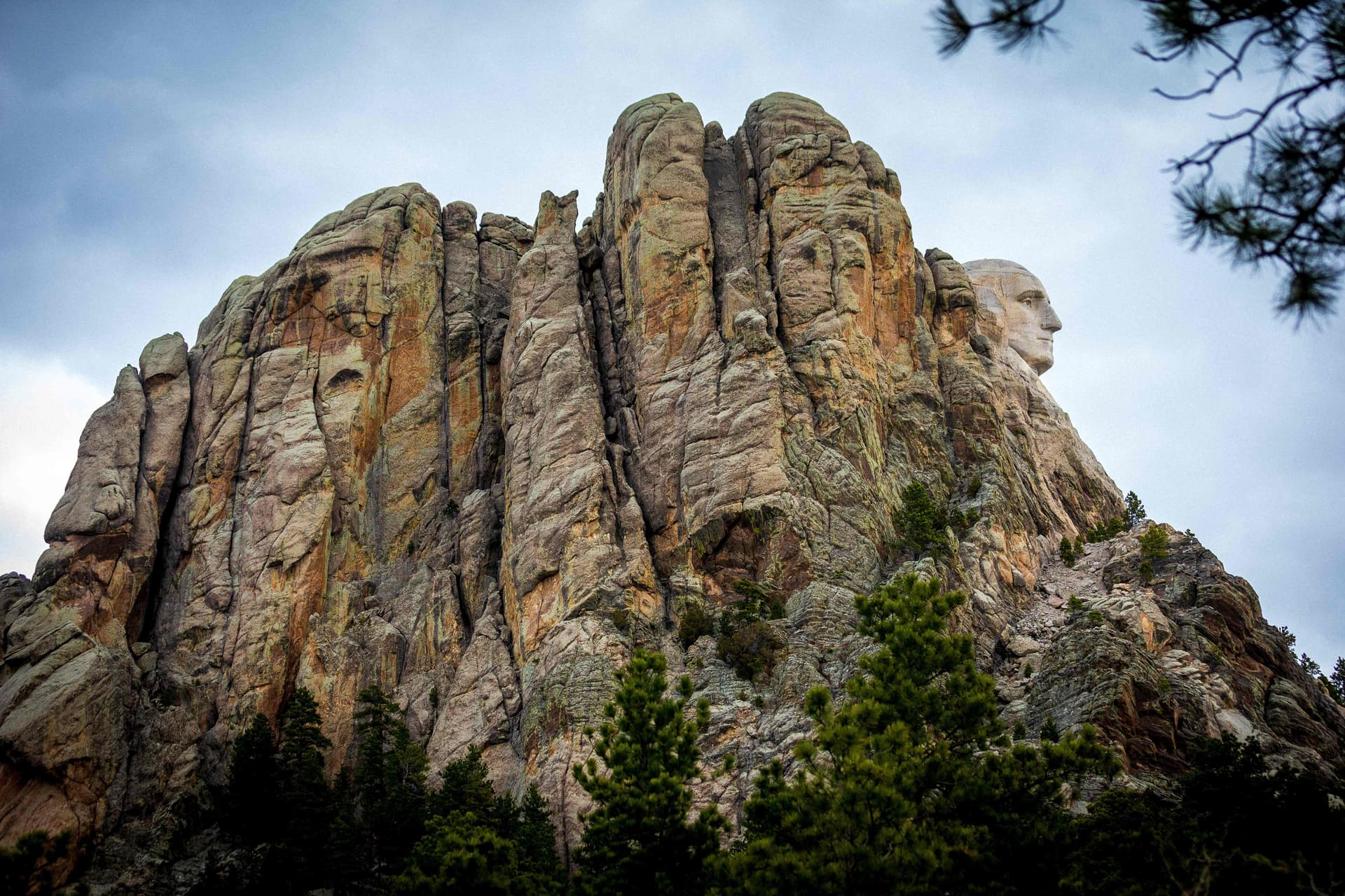 سياح أمام جبل راشمور في أمريكا حيث تم نحت وجوه  4 رؤساء أمريكيين