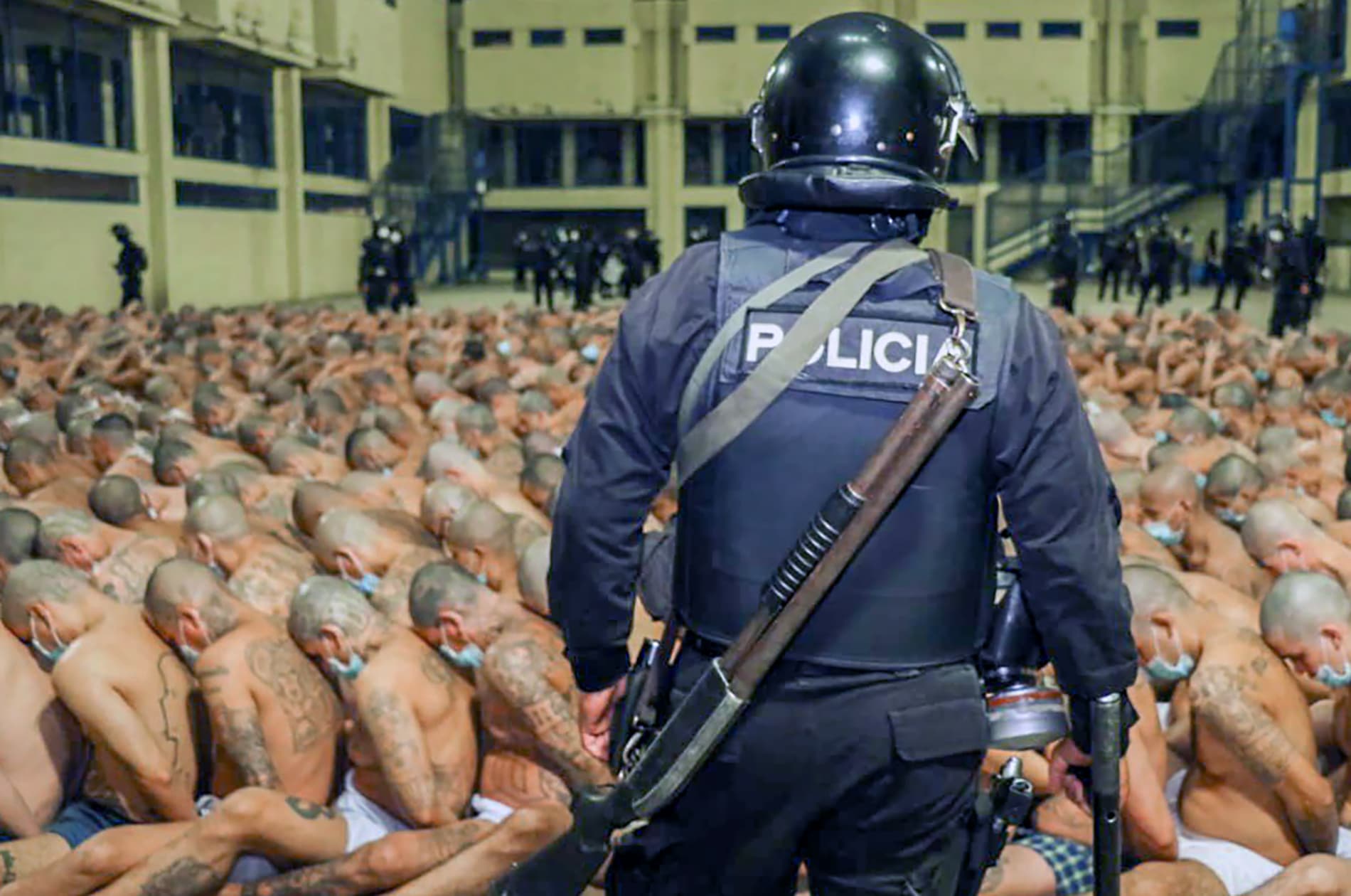 سجناء في السلفادور يخضعون للتدقيق وسط جائحة كورونا 